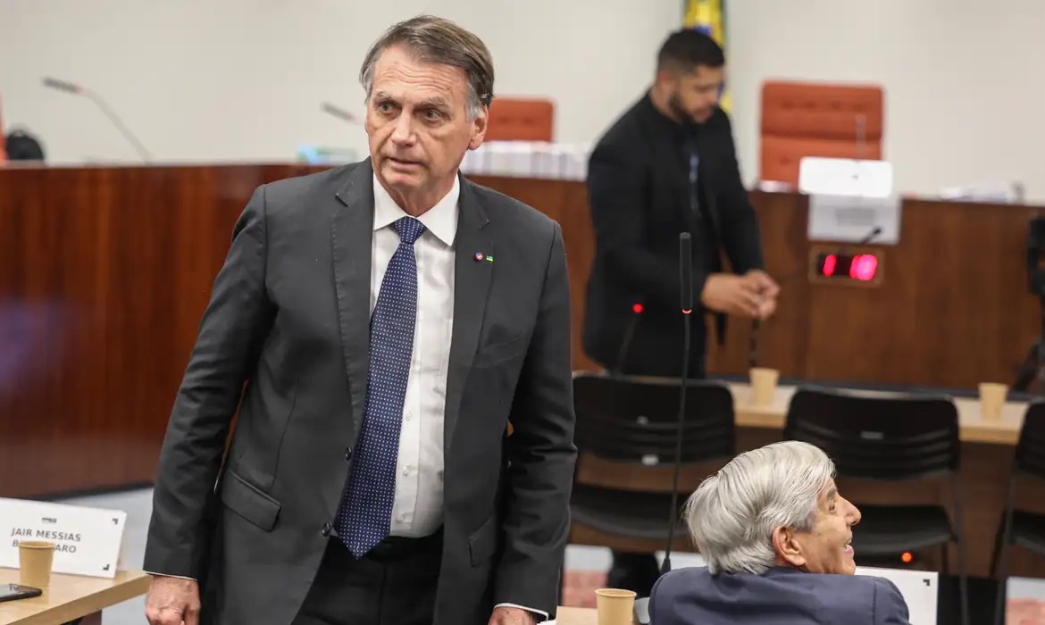 Recurso de Bolsonaro cita cerceamento de defesa e pede revis&atilde;o da pena 