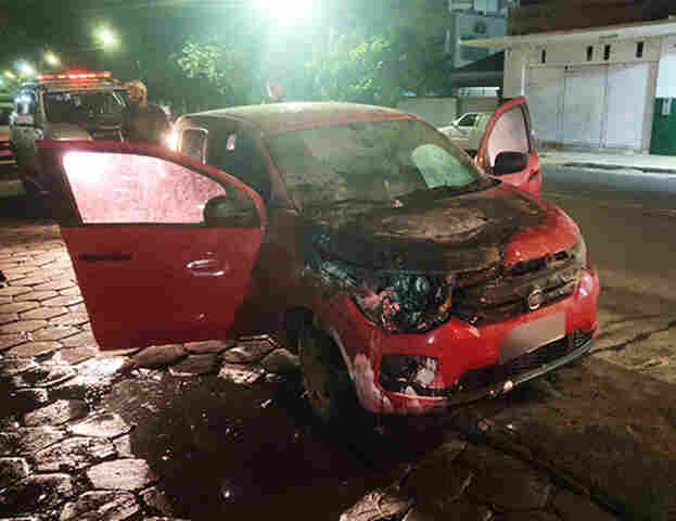 Mobi pega fogo no centro de Corumb&aacute; e fica parcialmente danificado