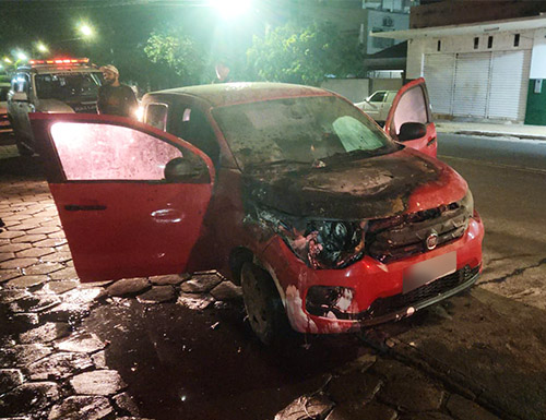 Mobi pega fogo no centro de Corumb&aacute; e fica parcialmente danificado