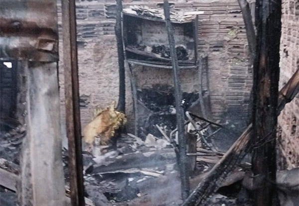 Inc&ecirc;ndio consome moradia de dif&iacute;cil acesso para os bombeiros em morraria do bairro Cristo Redentor em Corumb&aacute;