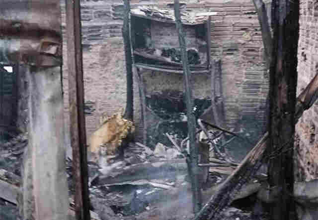 Inc&ecirc;ndio consome moradia de dif&iacute;cil acesso para os bombeiros em morraria do bairro Cristo Redentor em Corumb&aacute;