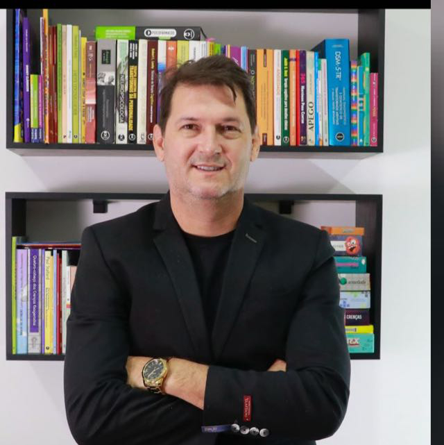 Professor refer&ecirc;ncia na &aacute;rea da educa&ccedil;&atilde;o lan&ccedil;a livro nesta ter&ccedil;a-feira