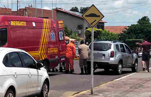 Acidente de tr&acirc;nsito entre ve&iacute;culos no Centro de Corumb&aacute;, deixa idosa e neto feridos 