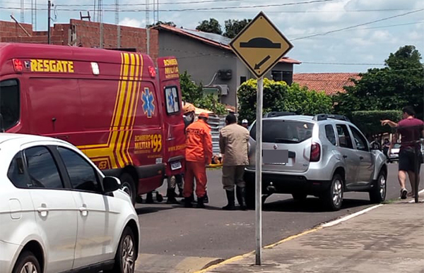 Acidente de tr&acirc;nsito entre ve&iacute;culos no Centro de Corumb&aacute;, deixa idosa e neto feridos 