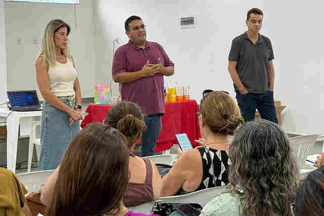 Prefeitura de Corumb&aacute; entrega aparelhos celulares para uso nas escolas municipais