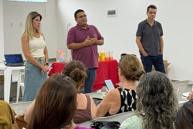 Prefeitura de Corumb&aacute; entrega aparelhos celulares para uso nas escolas municipais