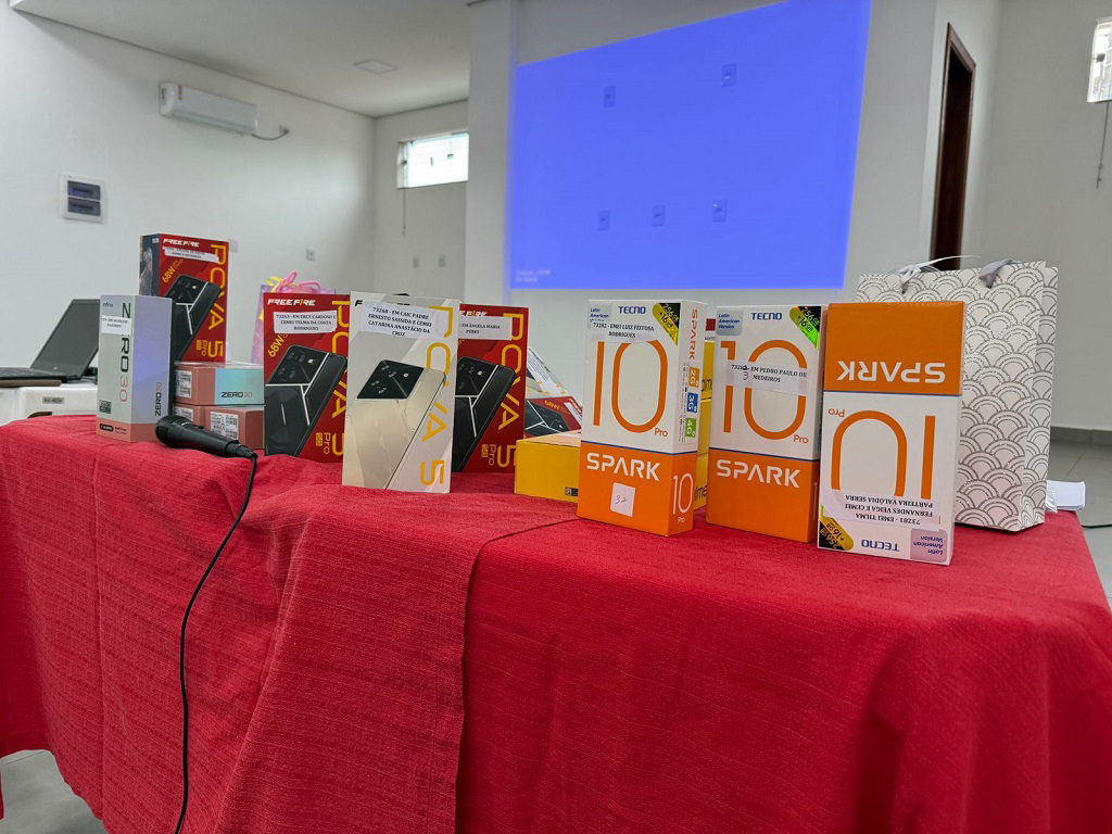 Prefeitura de Corumb&aacute; entrega aparelhos celulares para uso nas escolas municipais