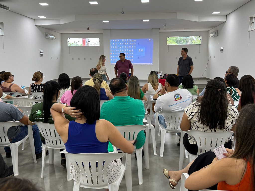 Prefeitura de Corumb&aacute; entrega aparelhos celulares para uso nas escolas municipais