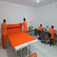 Estabelecimento Penal de Corumb&aacute; amplia sala de costura e dobra n&uacute;mero de internos em atividade laboral