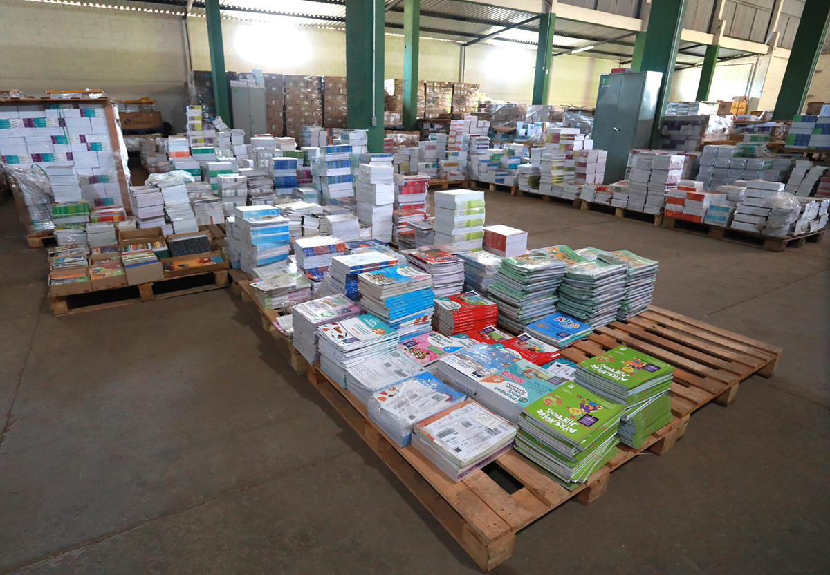 Educa&ccedil;&atilde;o al&eacute;m da sala de aula: log&iacute;stica da SED garante efici&ecirc;ncia na entrega de materiais &agrave;s escolas de MS