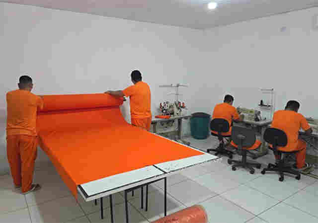 Estabelecimento Penal de Corumb&aacute; amplia sala de costura e dobra n&uacute;mero de internos em atividade laboral