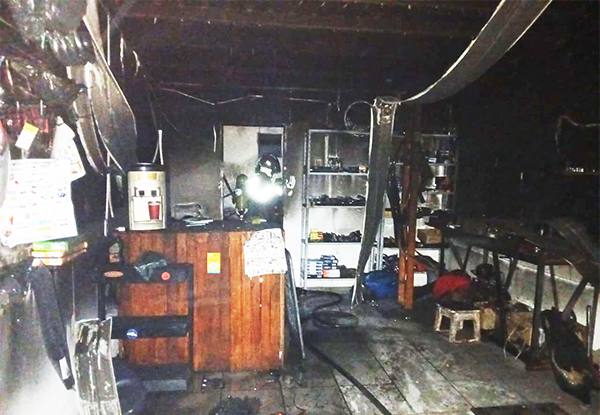 Corpo de Bombeiros Militar combate inc&ecirc;ndio em loja de motocicletas no bairro Aeroporto em Corumb&aacute;