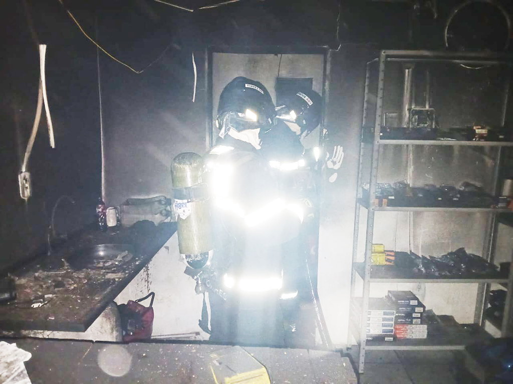 Corpo de Bombeiros Militar combate inc&ecirc;ndio em loja de motocicletas no bairro Aeroporto em Corumb&aacute;