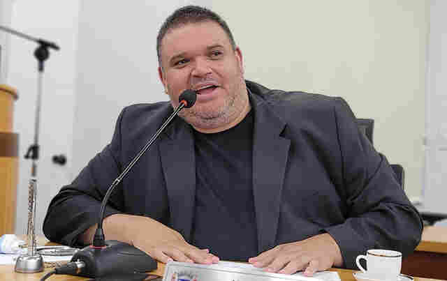 Jovan cobra recupera&ccedil;&atilde;o de quadra de esportes da Escola Tilma Fernandes Veiga
