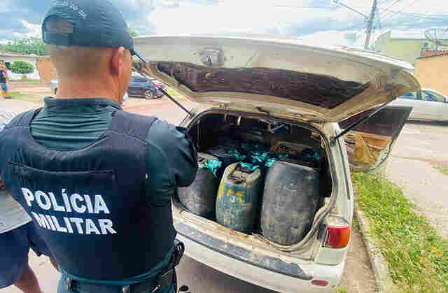 Pol&iacute;cia Militar apreende ve&iacute;culo e grande quantidade de combust&iacute;vel de origem ilegal em Corumb&aacute;