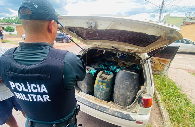 Pol&iacute;cia Militar apreende ve&iacute;culo e grande quantidade de combust&iacute;vel de origem ilegal em Corumb&aacute;