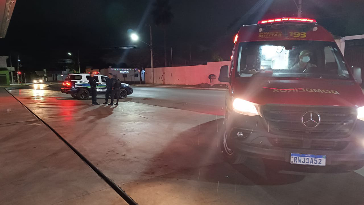 Motociclista fica ferida ap&oacute;s sofrer queda ao passar por rotat&oacute;ria de Corumb&aacute; 