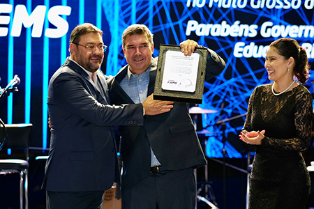 Fiems celebra 46 anos com homenagem a governador por gest&atilde;o positiva