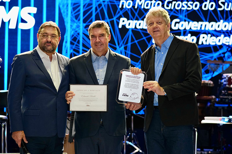Fiems celebra 46 anos com homenagem a governador por gest&atilde;o positiva