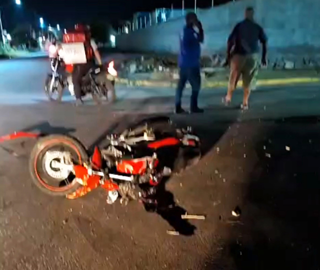 Motociclista &eacute; encaminhado para o PS com suspeita de fratura na clav&iacute;cula ap&oacute;s acidente com carro em Corumb&aacute;