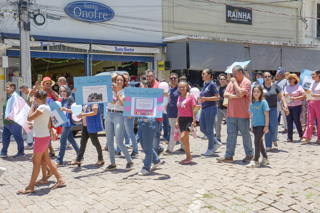Corumb&aacute; realiza caminhada em defesa da paz, da inclus&atilde;o e dos direitos humanos