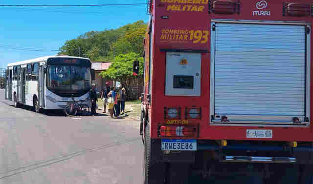 Menina de 12 anos &eacute; socorrida pelos bombeiros ap&oacute;s ser atropelada por &ocirc;nibus no bairro Cravo Vermelho em Corumb&aacute;
