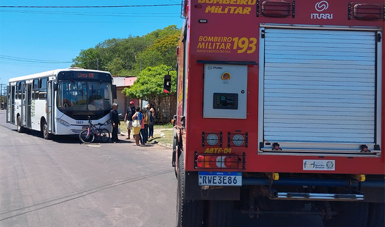 Menina de 12 anos &eacute; socorrida pelos bombeiros ap&oacute;s ser atropelada por &ocirc;nibus no bairro Cravo Vermelho em Corumb&aacute;
