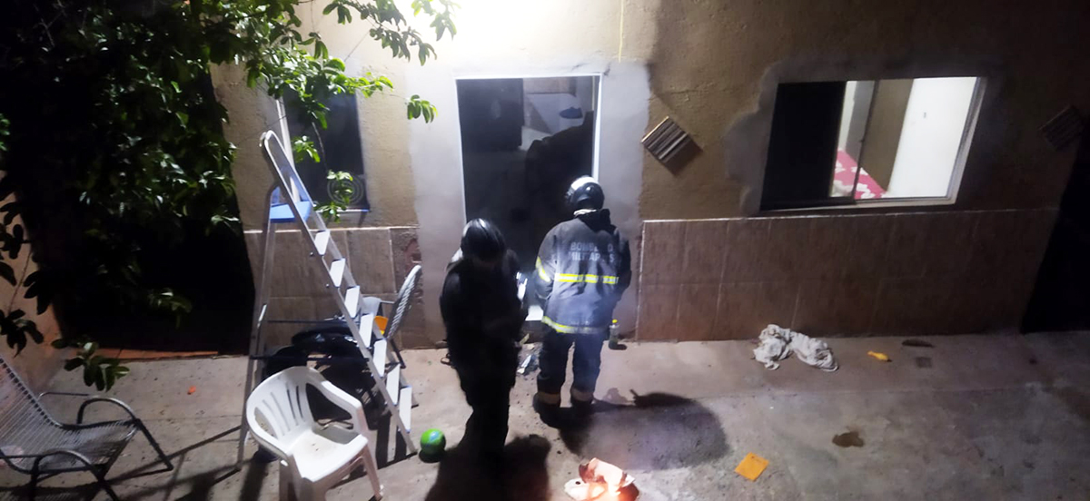 Bombeiros atendem inc&ecirc;ndio em resid&ecirc;ncia ap&oacute;s curto-circuito ocasionado por um carregador conectado na tomada