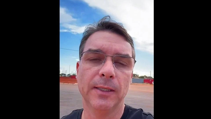 Veja o v&iacute;deo de Fl&aacute;vio Bolsonaro que motivou a pris&atilde;o de Jair