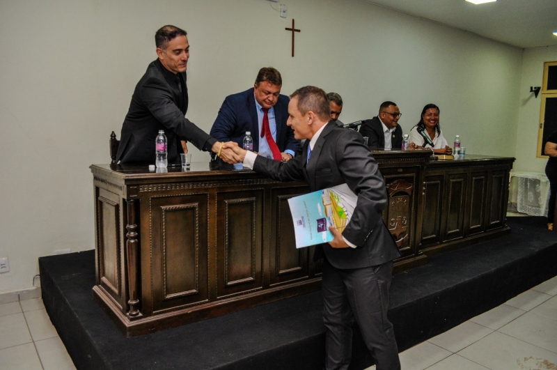 C&acirc;mara Municipal de Lad&aacute;rio realiza sess&atilde;o solene para entrega de T&iacute;tulos de Cidadania a autoridades civis e militares