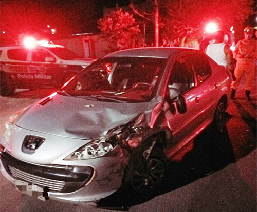 Casal fica ferido ap&oacute;s batida entre motocicleta e carro no bairro Guan&atilde; em Corumb&aacute;