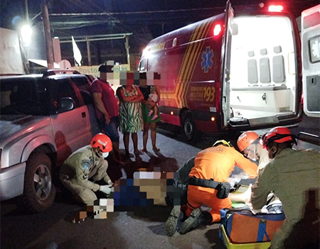 Motociclista fica ferido ap&oacute;s colidir na traseira de carro estacionado no bairro Maria Leite em Corumb&aacute;