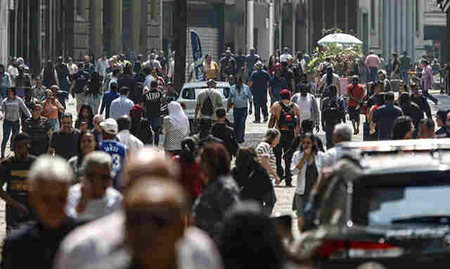 Mais de 8,6 milh&otilde;es deixam pobreza; Brasil tem melhor n&iacute;vel desde 2012 