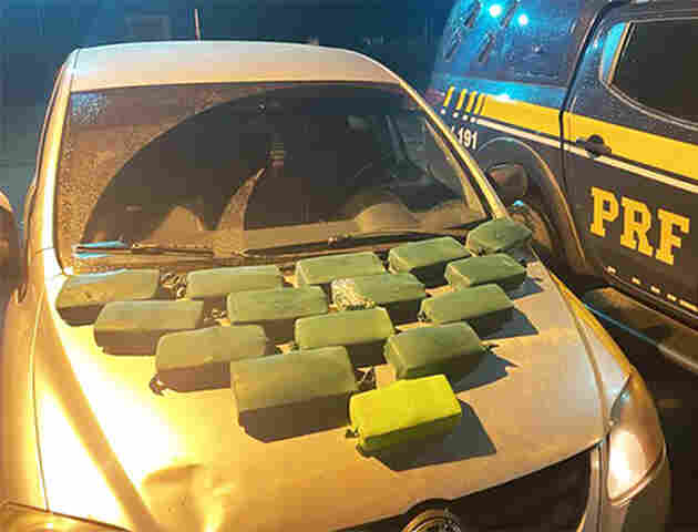 Ve&iacute;culo com casal e tr&ecirc;s menores que saiu de Corumb&aacute; foi detido pela PRF com 16 kg de coca&iacute;na