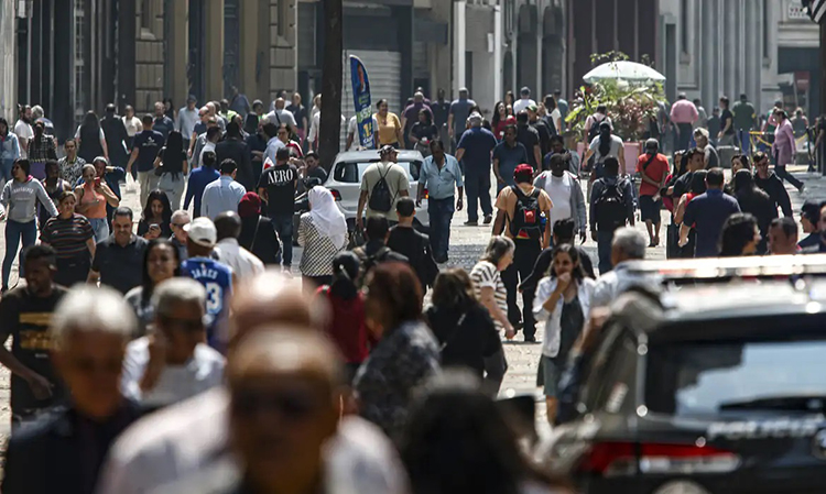 Mais de 8,6 milh&otilde;es deixam pobreza; Brasil tem melhor n&iacute;vel desde 2012 
