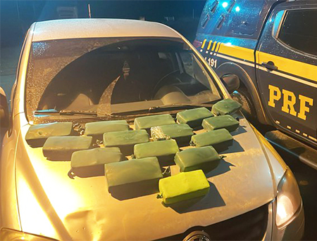 Ve&iacute;culo com casal e tr&ecirc;s menores que saiu de Corumb&aacute; foi detido pela PRF com 16 kg de coca&iacute;na