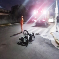 Motociclista tem suspeita de fratura no punho ap&oacute;s se envolver em acidente com carro no centro de Corumb&aacute;