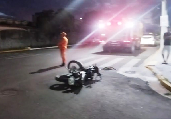 Motociclista tem suspeita de fratura no punho ap&oacute;s se envolver em acidente com carro no centro de Corumb&aacute;