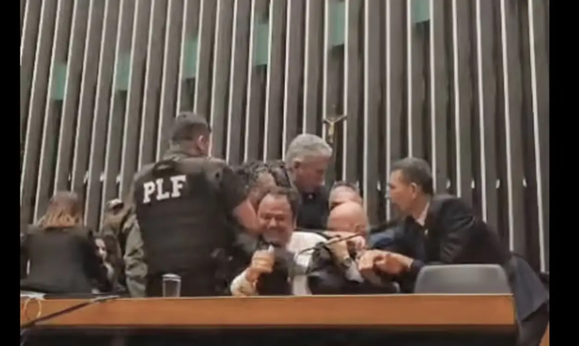 Deputado Glauber Braga &eacute; retirado &agrave; for&ccedil;a ap&oacute;s ocupar mesa da C&acirc;mara 