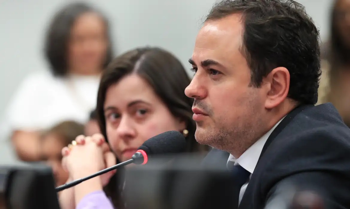 C&acirc;mara decide suspender Glauber Braga por 6 meses 