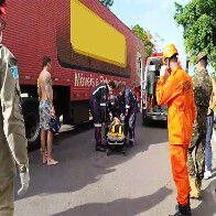 Motociclista fica ferido com suspeita de fratura ap&oacute;s bate na lateral de caminh&atilde;o em Corumb&aacute;