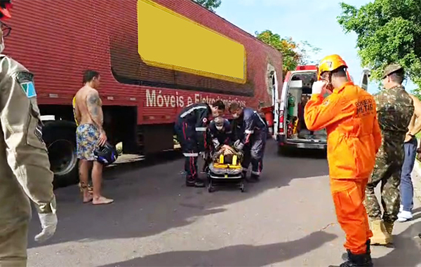 Motociclista fica ferido com suspeita de fratura ap&oacute;s bate na lateral de caminh&atilde;o em Corumb&aacute;