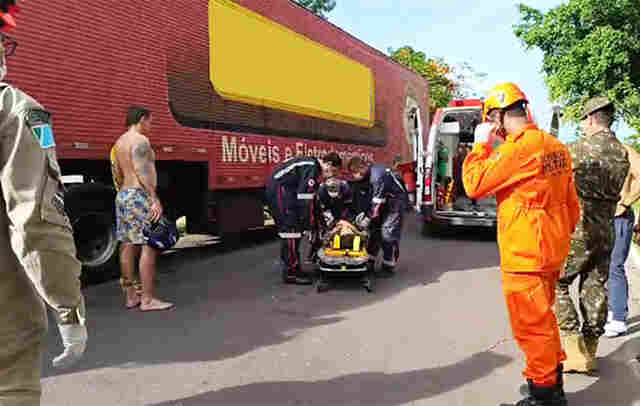 Motociclista fica ferido com suspeita de fratura ap&oacute;s bate na lateral de caminh&atilde;o em Corumb&aacute;