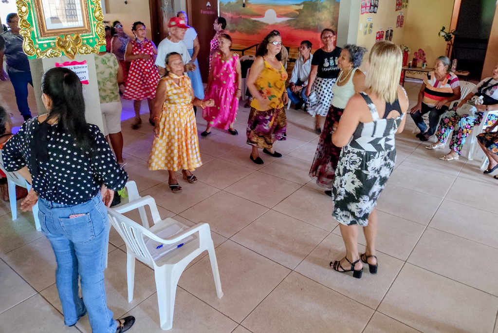 Corumb&aacute; realiza festa dos anos 60 para participantes do Centro de Conviv&ecirc;ncia dos Idosos 