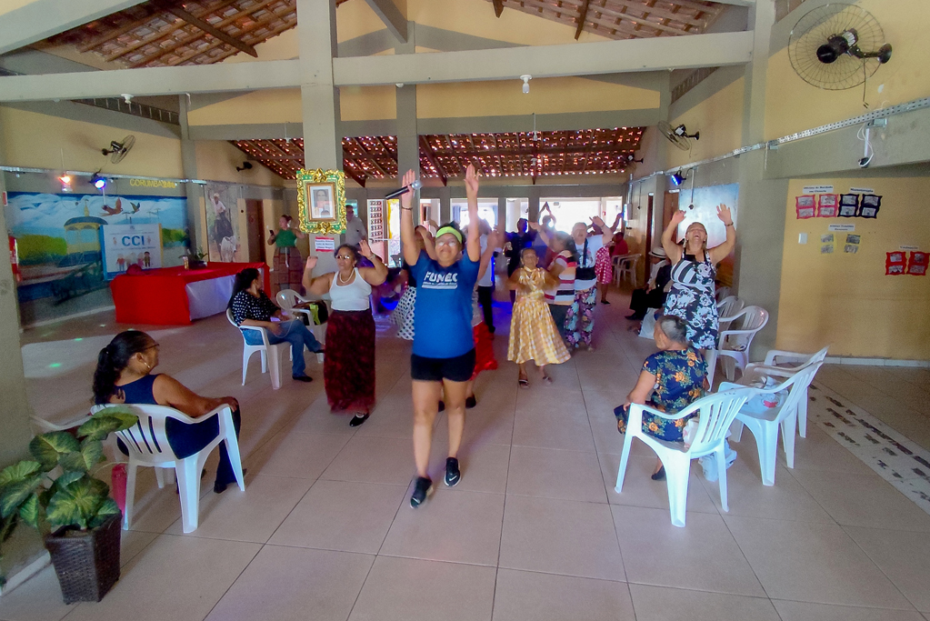 Corumb&aacute; realiza festa dos anos 60 para participantes do Centro de Conviv&ecirc;ncia dos Idosos 