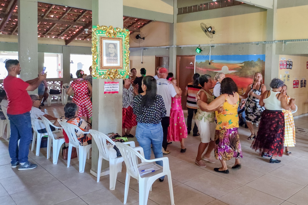 Corumb&aacute; realiza festa dos anos 60 para participantes do Centro de Conviv&ecirc;ncia dos Idosos 