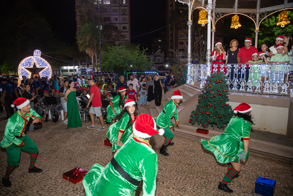 Corumb&aacute; abre Jardim de Natal com shows, feira de artesanato e concurso de pres&eacute;pios
