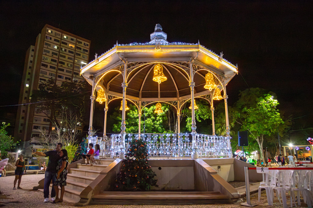 Corumb&aacute; abre Jardim de Natal com shows, feira de artesanato e concurso de pres&eacute;pios