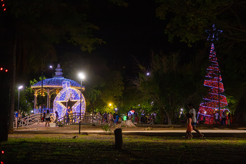 Corumb&aacute; abre Jardim de Natal com shows, feira de artesanato e concurso de pres&eacute;pios