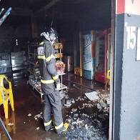 Bombeiros combatem inc&ecirc;ndio em estabelecimento comercial no bairro Cristo Redentor em Corumb&aacute;